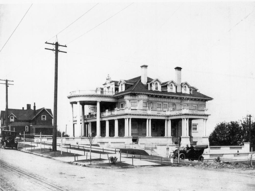 1907 photo of the Rust Mansion